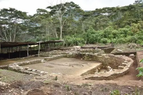 Los muros de un enorme templo, tiene la forma de la letra D, lo que hace desprender que esta arquitectura es propia de la cultura Wari que se originó en Ayacucho y se extendió a la selva cusqueña.
