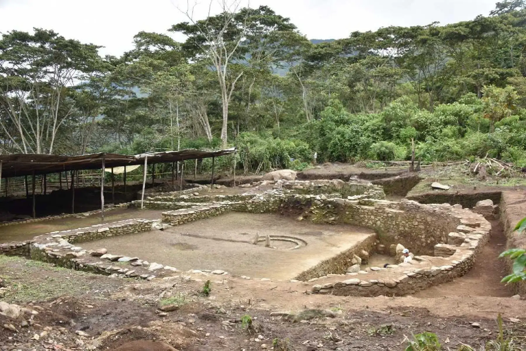 Los muros de un enorme templo, tiene la forma de la letra D, lo que hace desprender que esta arquitectura es propia de la cultura Wari que se originó en Ayacucho y se extendió a la selva cusqueña.