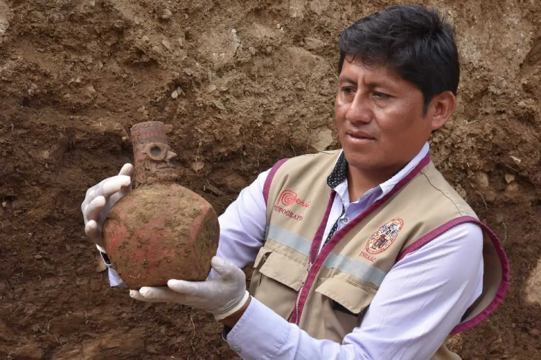 Se halló también un observatorio astronómico, contextos con dientes de animales, pectoral de plata, recipientes cerámicos, tupus y otras evidencias de las culturas Wari e Inca.