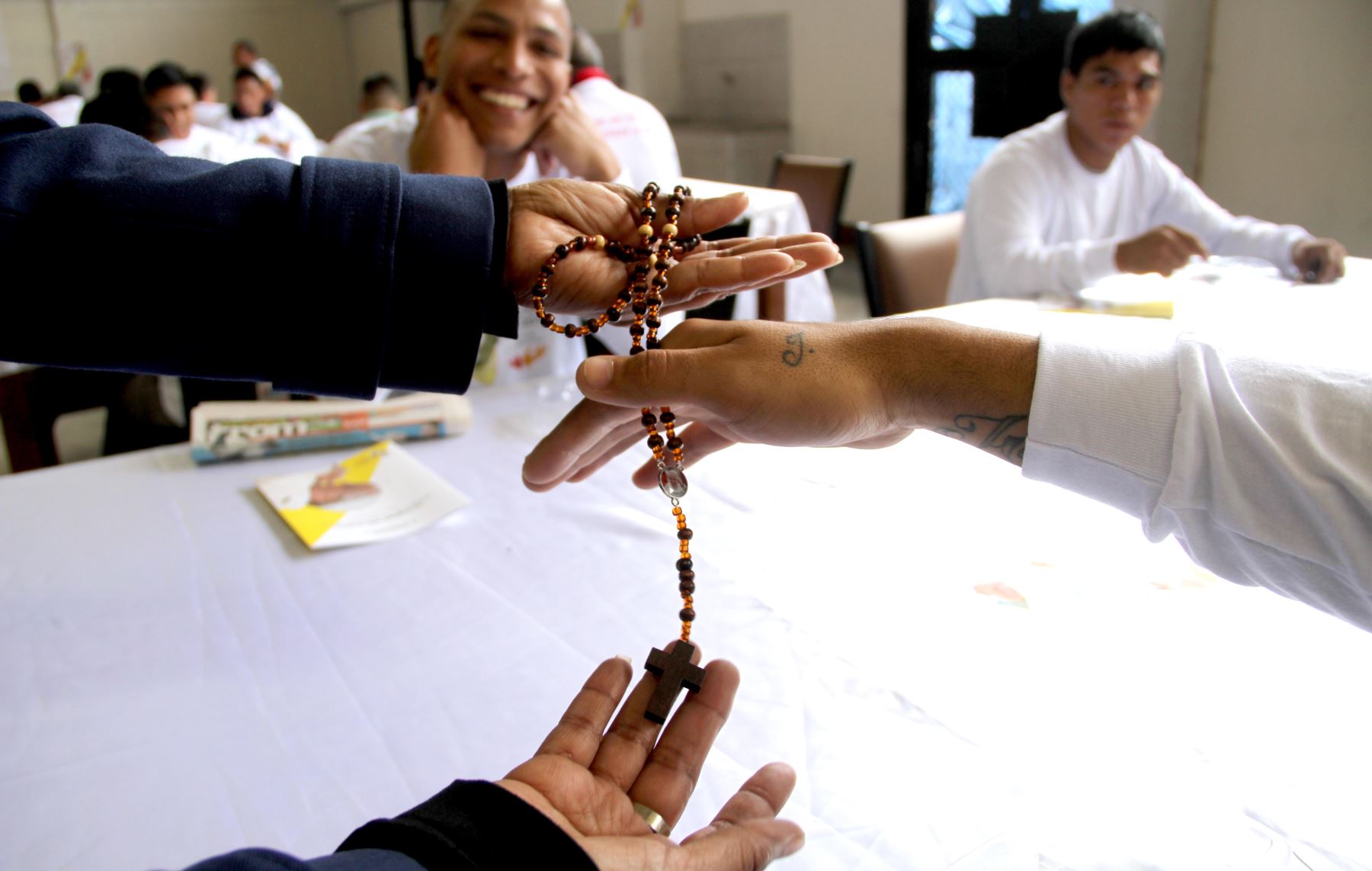 Internos de penales confeccionan rosarios por la llegada del Papa. Foto: Andina/Difusión