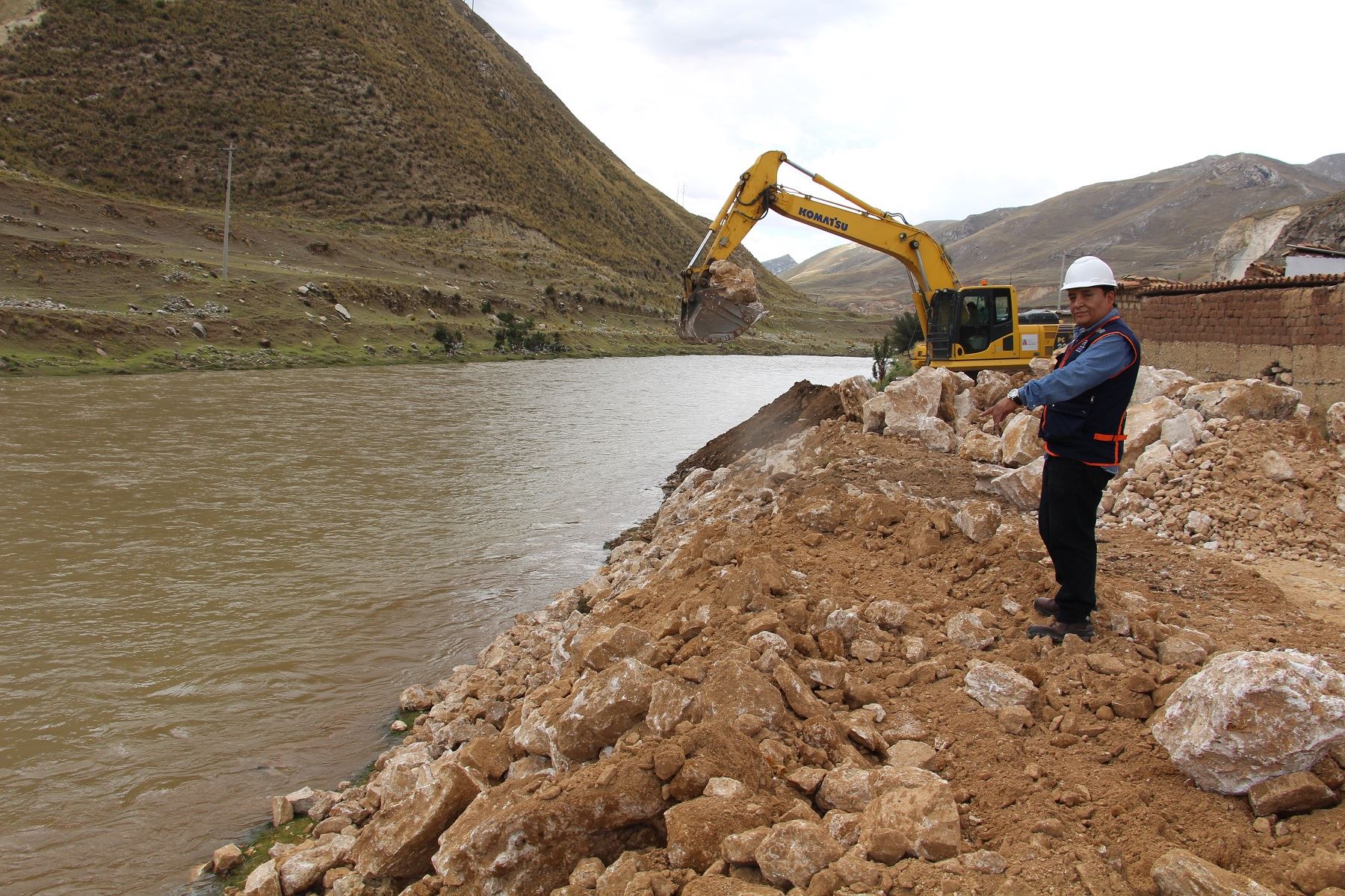 Ejecutan trabajos de descolmatación y encauzamiento de río Mantaro en Jauja, Junín. ANDINA/Pedro Tinoco