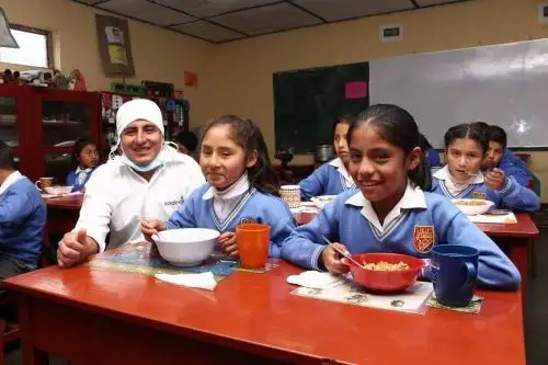 Chef Samuel Álvarez deleita a escolares con quinua y anchoveta que entrega programa Qali Warma en la región Pasco