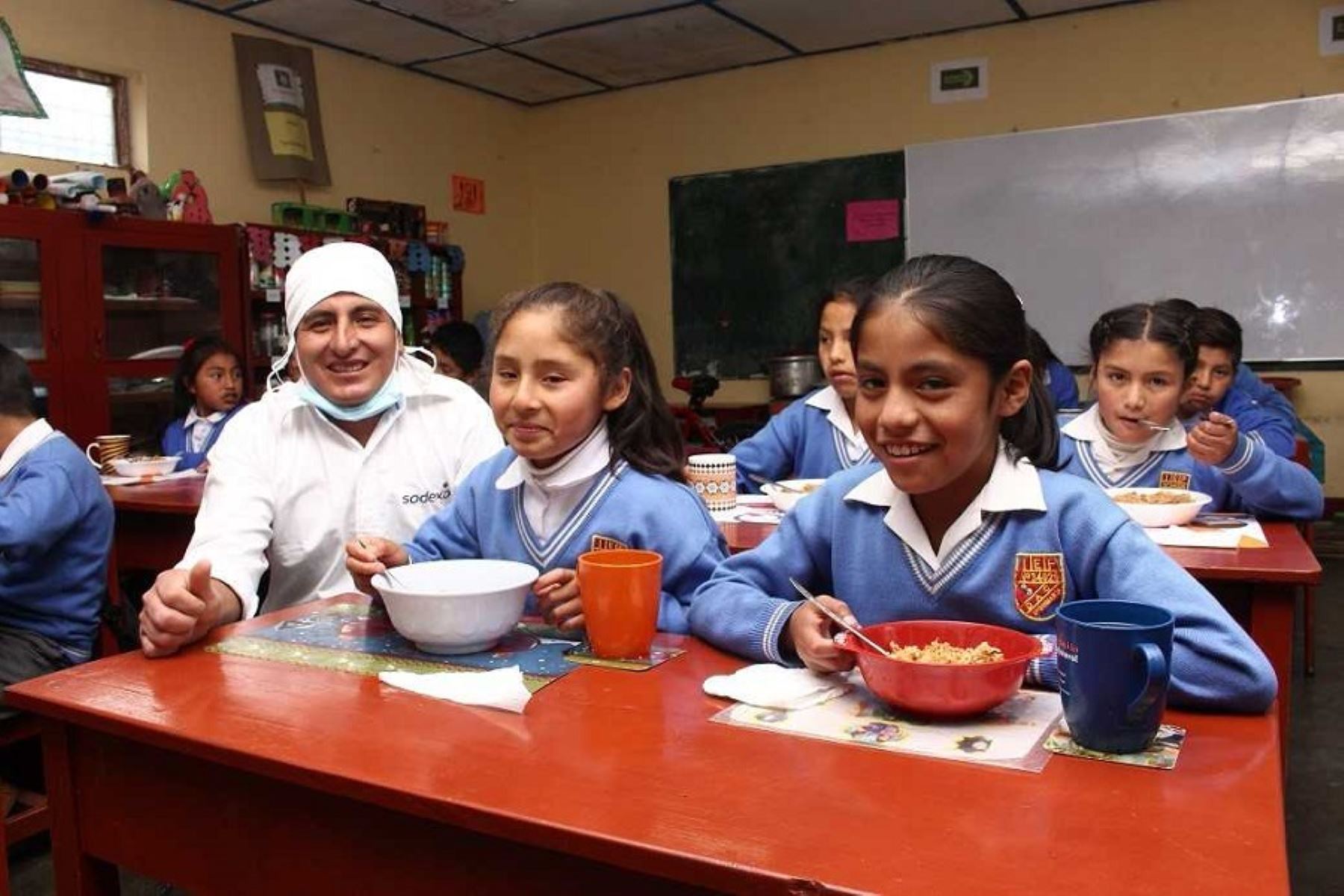 Chef Samuel Álvarez deleita a escolares con quinua y anchoveta que entrega programa Qali Warma en la región Pasco