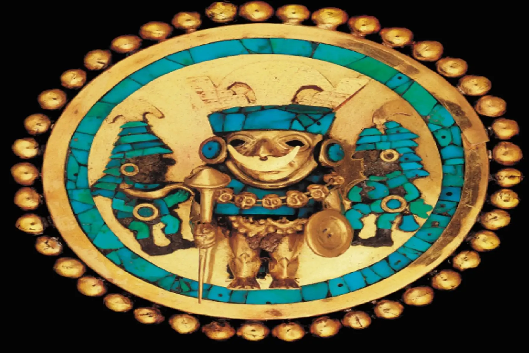 Orejera del Señor de Sipán causa gran admiración en exposición en Estados Unidos.