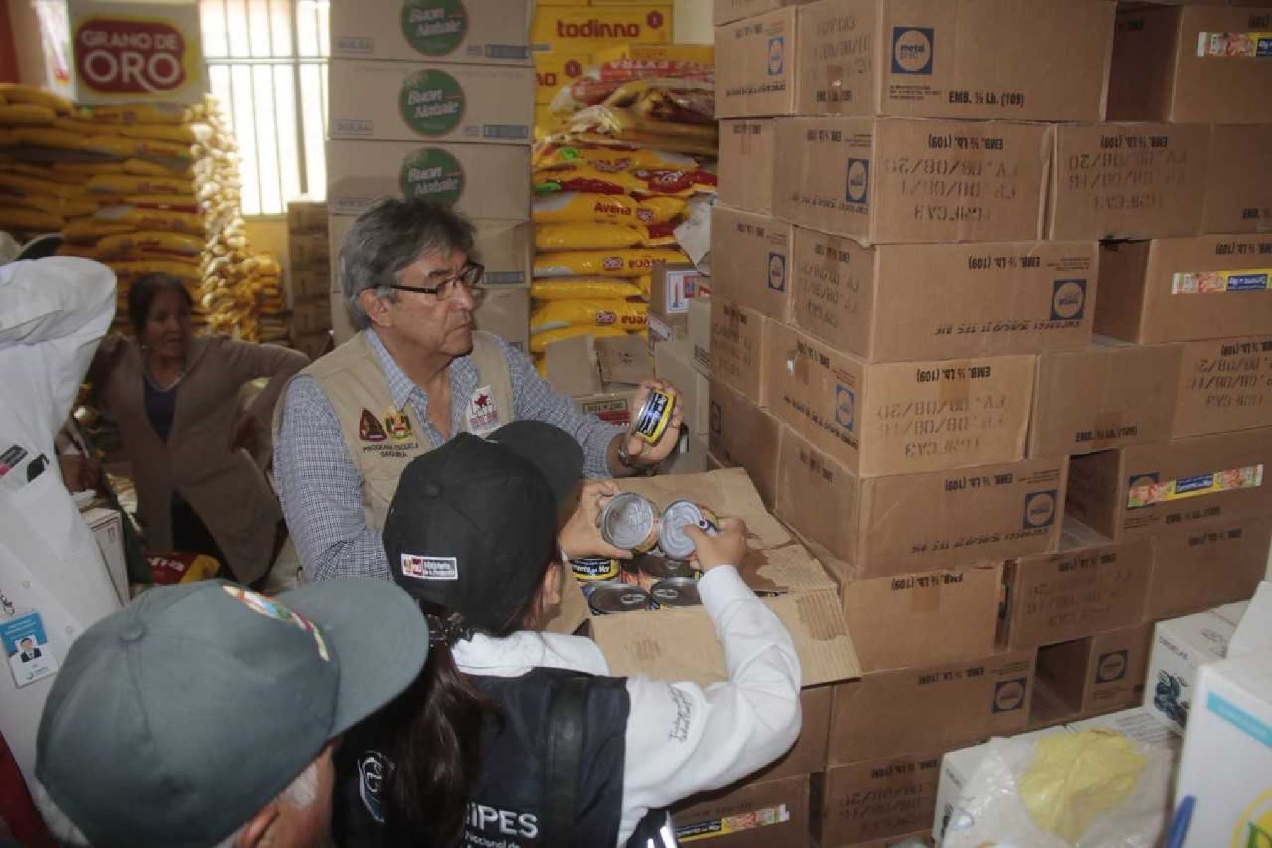 En un operativo conjunto, las autoridades de Chimbote decomisaron hoy 528 unidades de conservas chinas, contenidas en once cajas, y que eran comercializadas en los mercados de esta ciudad,