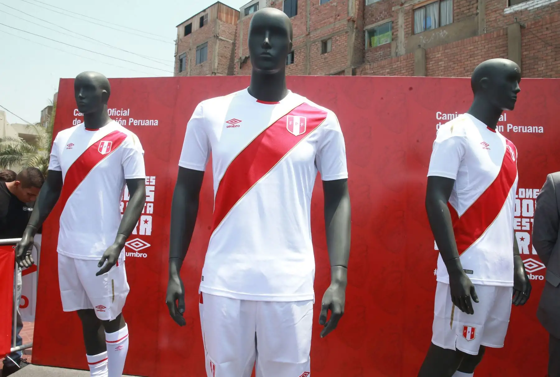 LIMA,PERÚ-DICIEMBRE 18. La Federación Peruana de Fútbol presenta la nueva camiseta que la selección peruana lucirá en el Mundial de Rusia 2018. Foto: ANDINA/Vidal Tarqui.
