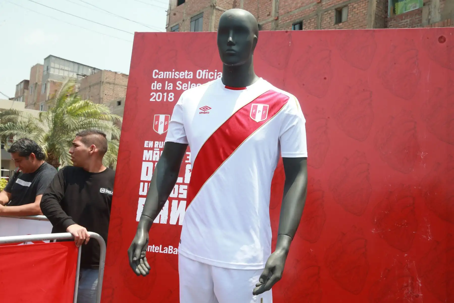 LIMA,PERÚ-DICIEMBRE 18. La Federación Peruana de Fútbol presenta la nueva camiseta que la selección peruana lucirá en el Mundial de Rusia 2018. Foto: ANDINA/Vidal Tarqui.
