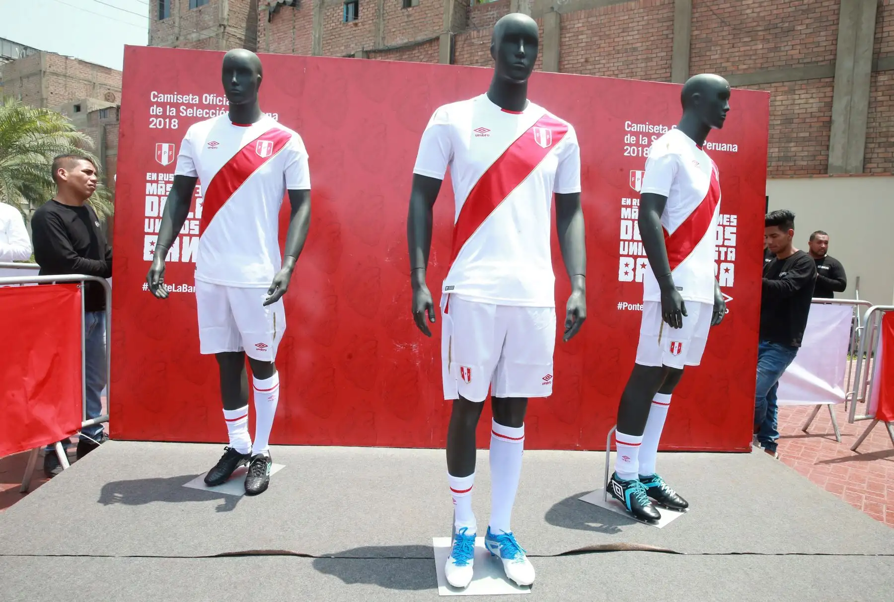 LIMA,PERÚ-DICIEMBRE 18. La Federación Peruana de Fútbol presenta la nueva camiseta que la selección peruana lucirá en el Mundial de Rusia 2018. Foto: ANDINA/Vidal Tarqui.