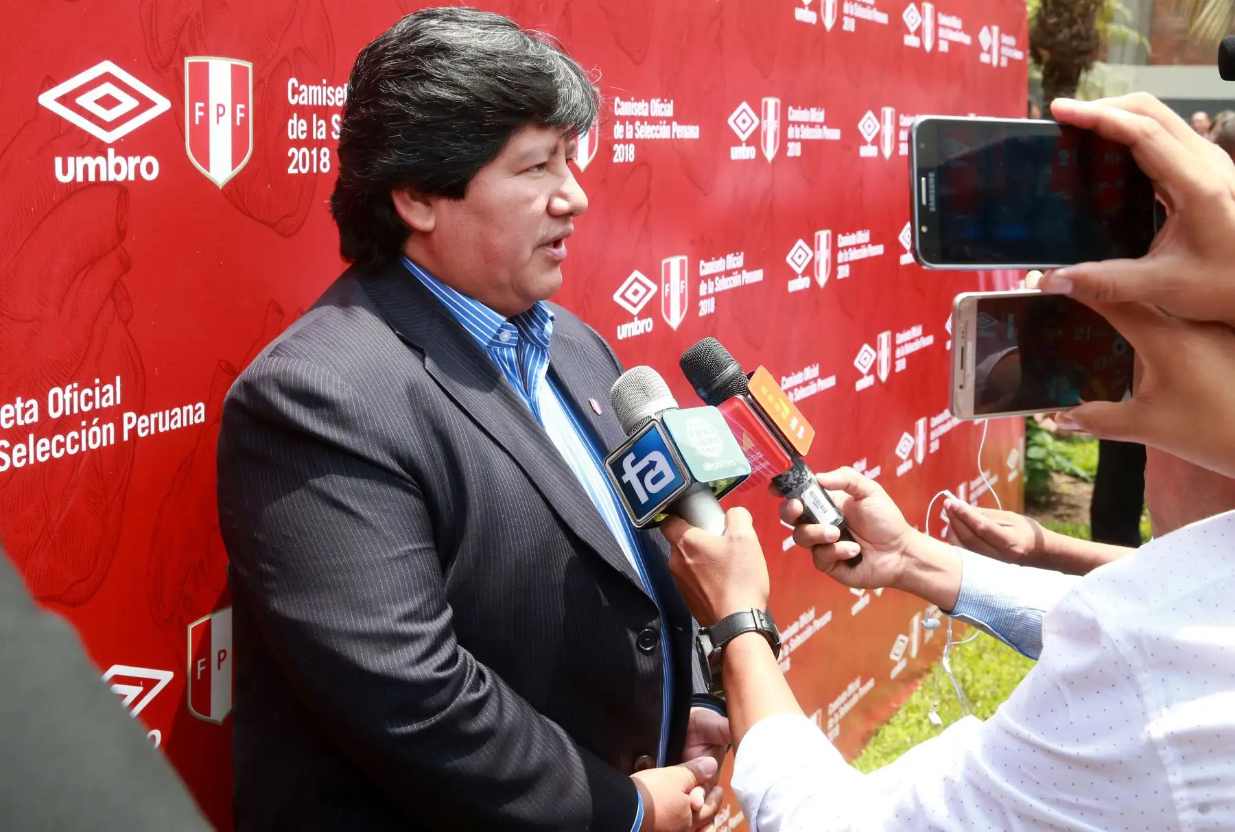 LIMA,PERÚ-DICIEMBRE 18. Edwin Oviedo, presidente de la Federación Peruana de Fútbol, presenta la nueva camiseta que la selección peruana lucirá en el Mundial de Rusia 2018. Foto: ANDINA/Vidal Tarqui.