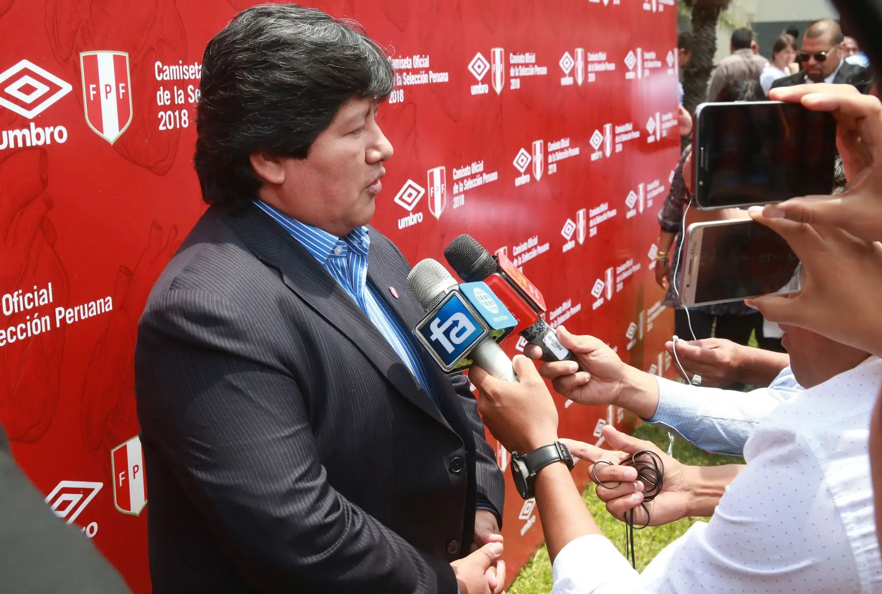 LIMA,PERÚ-DICIEMBRE 18. Edwin Oviedo, presidente de la Federación Peruana de Fútbol, presenta la nueva camiseta que la selección peruana lucirá en el Mundial de Rusia 2018. Foto: ANDINA/Vidal Tarqui.