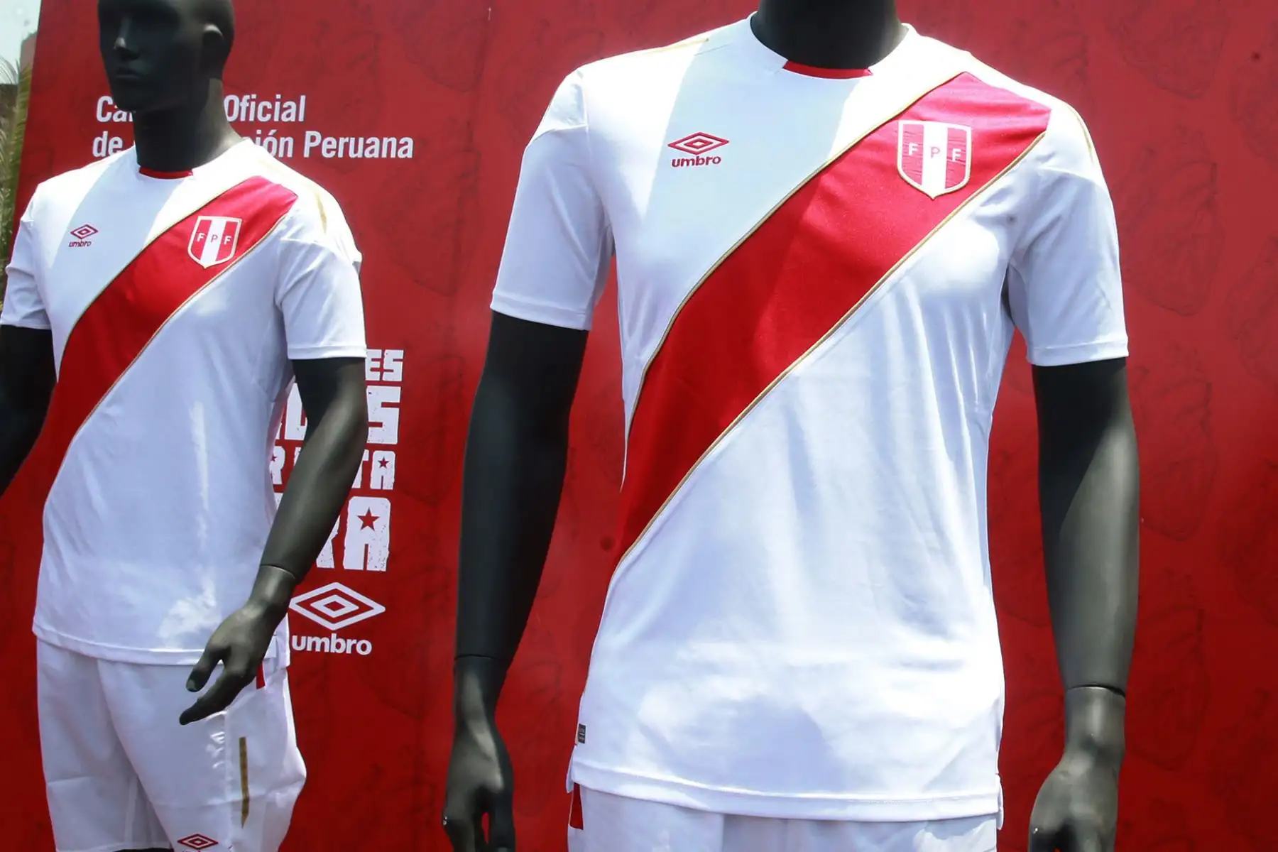 LIMA,PERÚ-DICIEMBRE 18. La Federación Peruana de Fútbol presenta la nueva camiseta que la selección peruana lucirá en el Mundial Rusia 2018. Foto: ANDINA/Vidal Tarqui