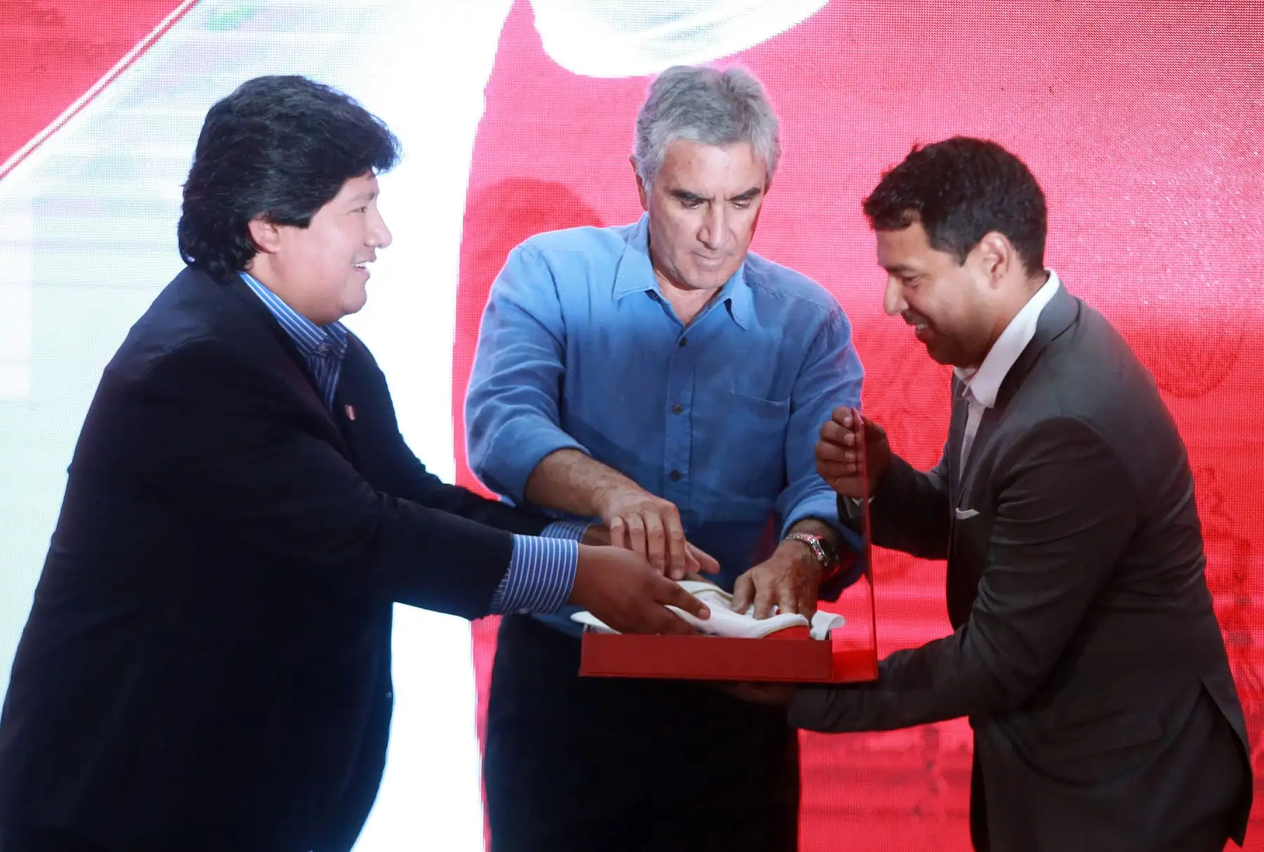 LIMA,PERÚ-DICIEMBRE 18. Edwin Oviedo, presidente de la Federación Peruana de Fútbol, presenta la nueva camiseta que la selección peruana lucirá en el Mundial de Rusia 2018. Foto: ANDINA/Vidal Tarqui.