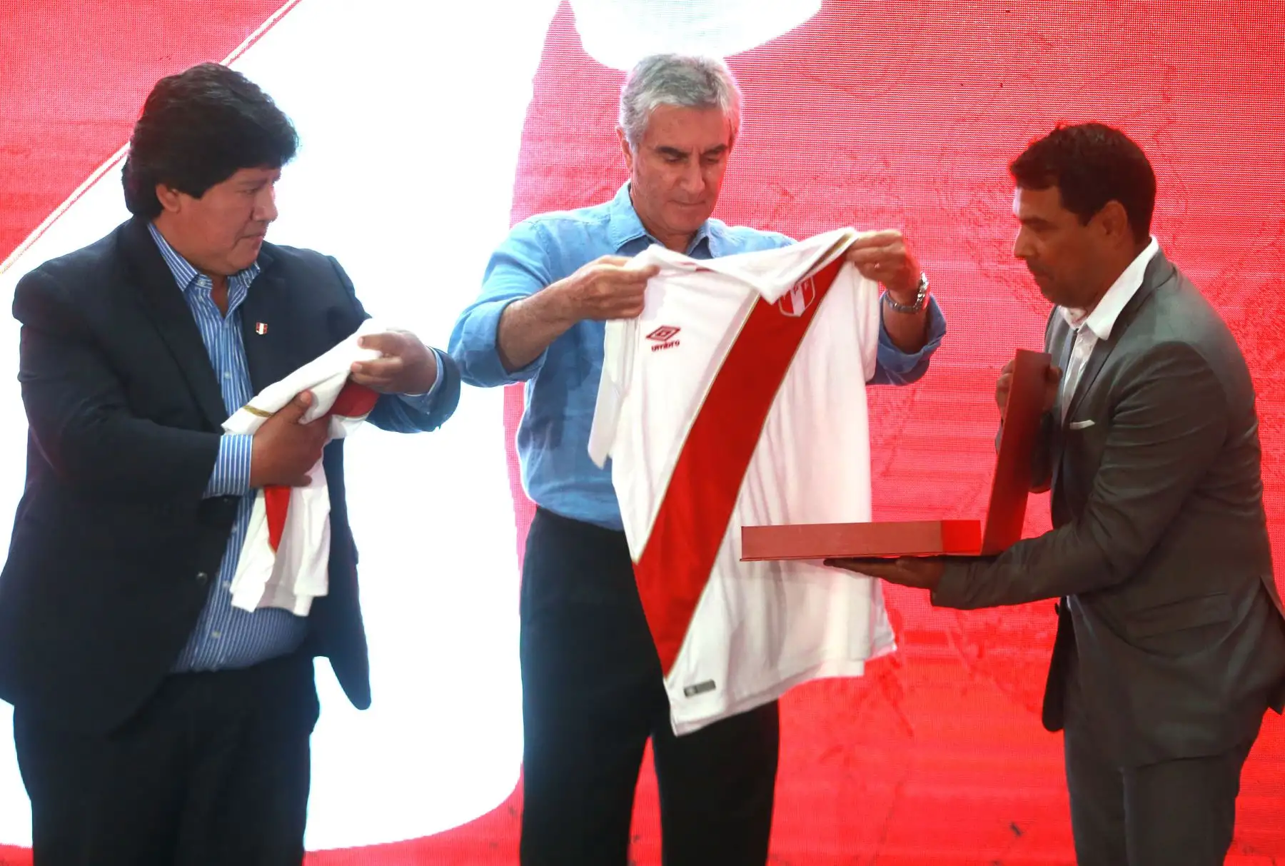 LIMA,PERÚ-DICIEMBRE 18. Edwin Oviedo presidente de la Federación Peruana de Fútbol presenta ,la nueva camiseta que la selección peruana lucirá en el Mundial Rusia 2018. Foto: ANDINA/Vidal Tarqui