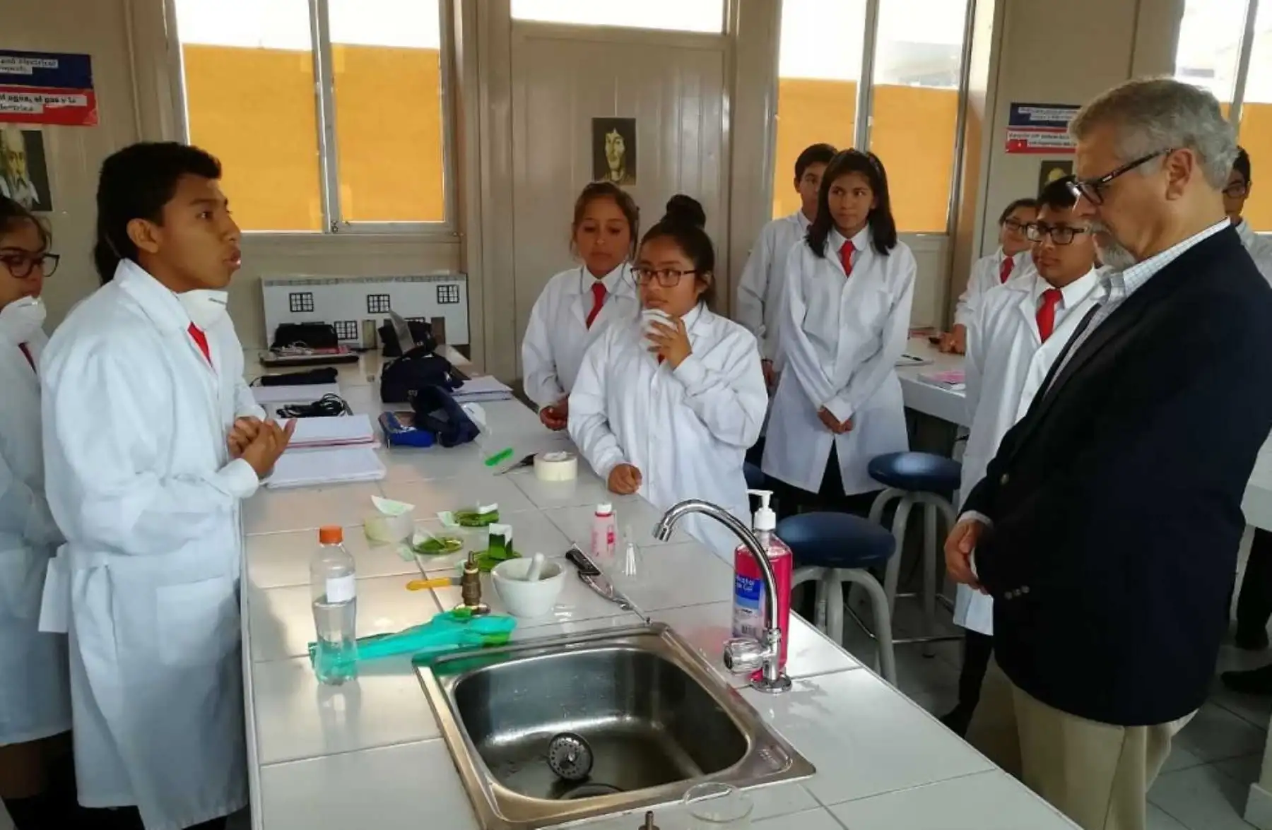 El viceministro de Gestión Institucional del Minedu, Henry Harman, recorrió las instalaciones provisionales del COAR Lambayeque y dialogó con alumnos y profesores.