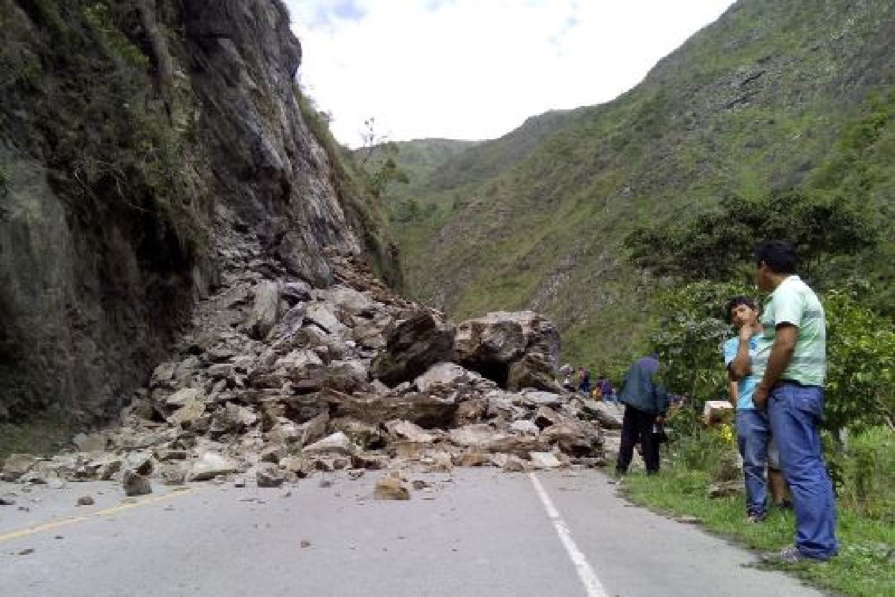Rocas se desprendieron en el Sector de Tunqui, provincia de Oxapampa, región Pasco.