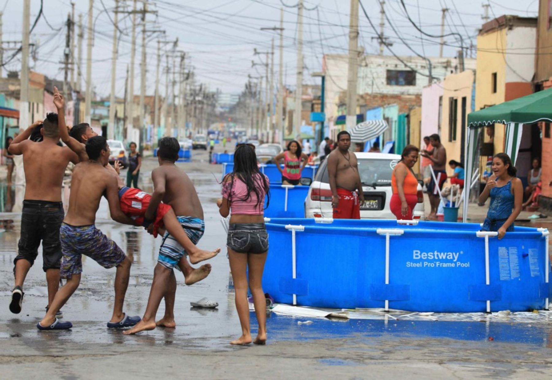 Llenado de piscinas genera un desperdicio de agua que consumen 4,800 familias. Foto: ANDINA/Difusión.