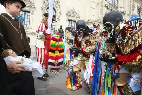 La Navidad es la festividad más celebrada del calendario cristiano. Y en el Perú las manifestaciones de esta emblemática efeméride son expresiones singulares de sincretismo religioso y mestizaje cultural engalanadas con danzas, música y colorido que identifican a cada región donde se rinde homenaje con gran júbilo al nacimiento del niño Jesús. ANDINA/archivo