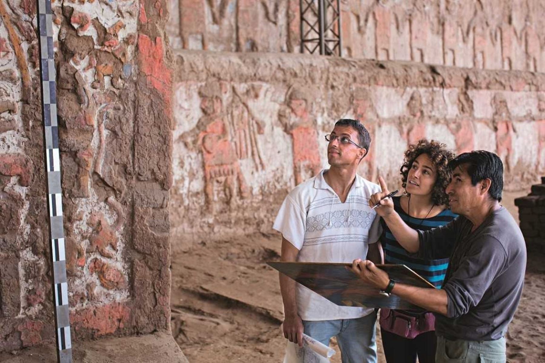 La Huaca de la Luna conserva interesantes pinturas murales de 5 colores (blanco, negro, rojo, azul y amarillo) y relieves donde se puede apreciar la divinidad moche llamada Aiapaec o el “dios degollador”.