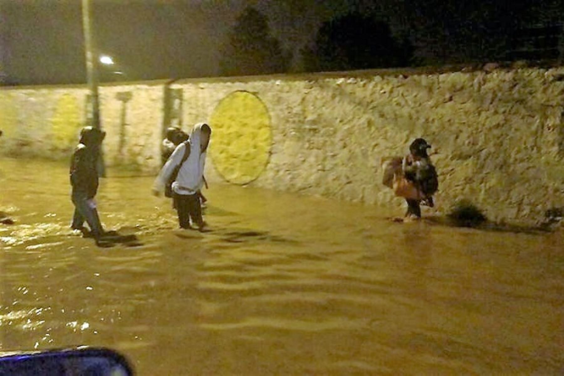 Una lluvia intensa y granizada provocan inundaciones en Juliaca.Foto:  ANDINA