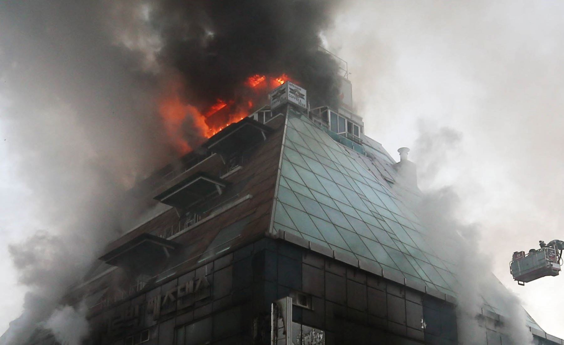 Incendio en centro deportivo en Jecheon, Corea del Sur. Foto: EFE