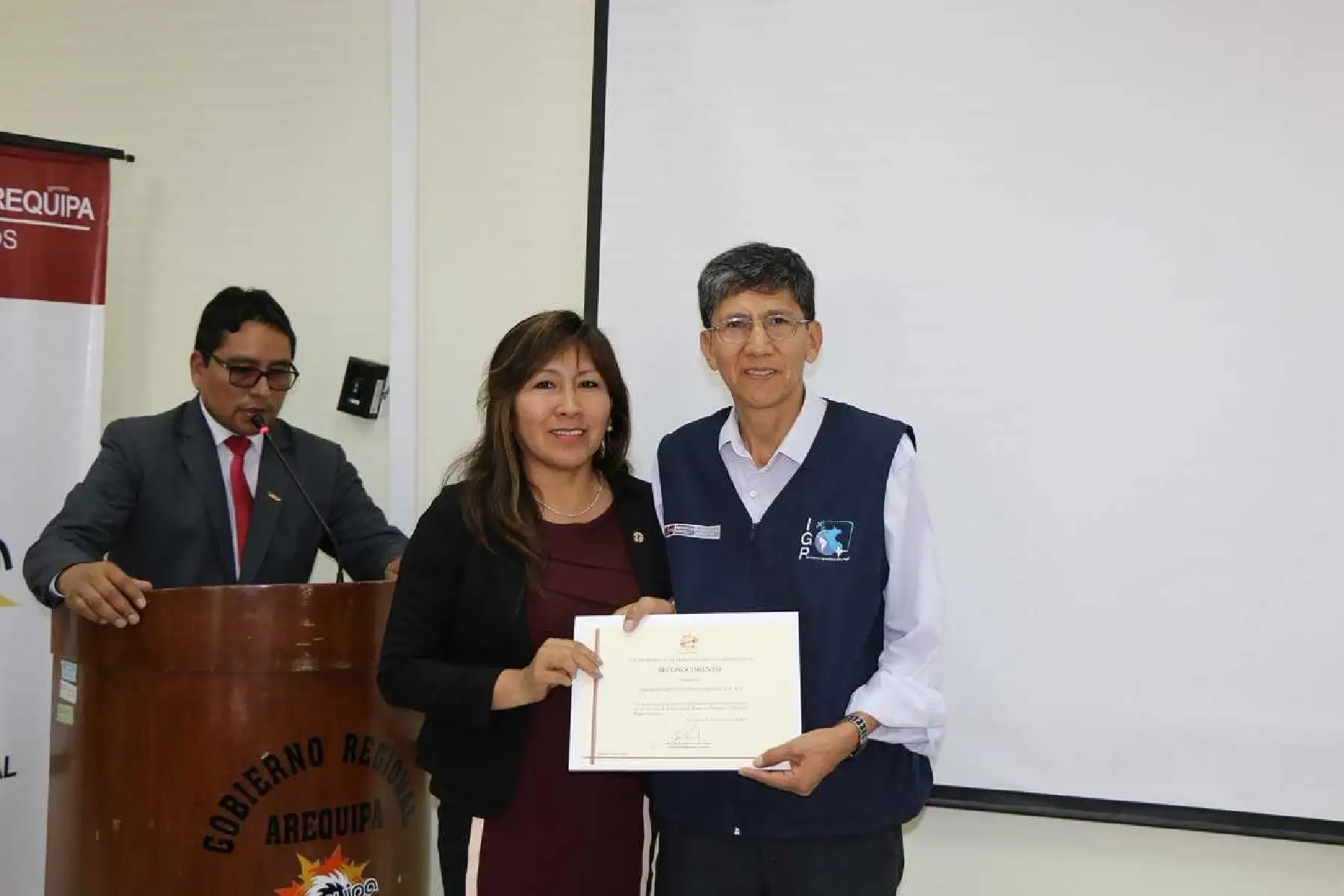 Reconocimiento al IGP estuvo a cargo de la Oficina Regional de Defensa Nacional y Defensa Civil, Jackeline Choque.