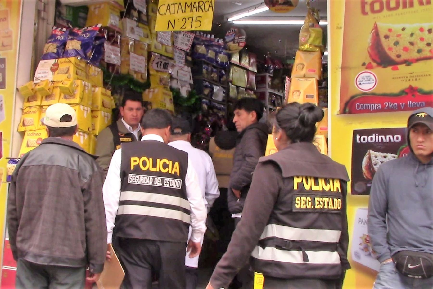 Autoridades de Huancayo decomisan más de 450 panetones sin registro sanitario. ANDINA/Pedro Tinoco