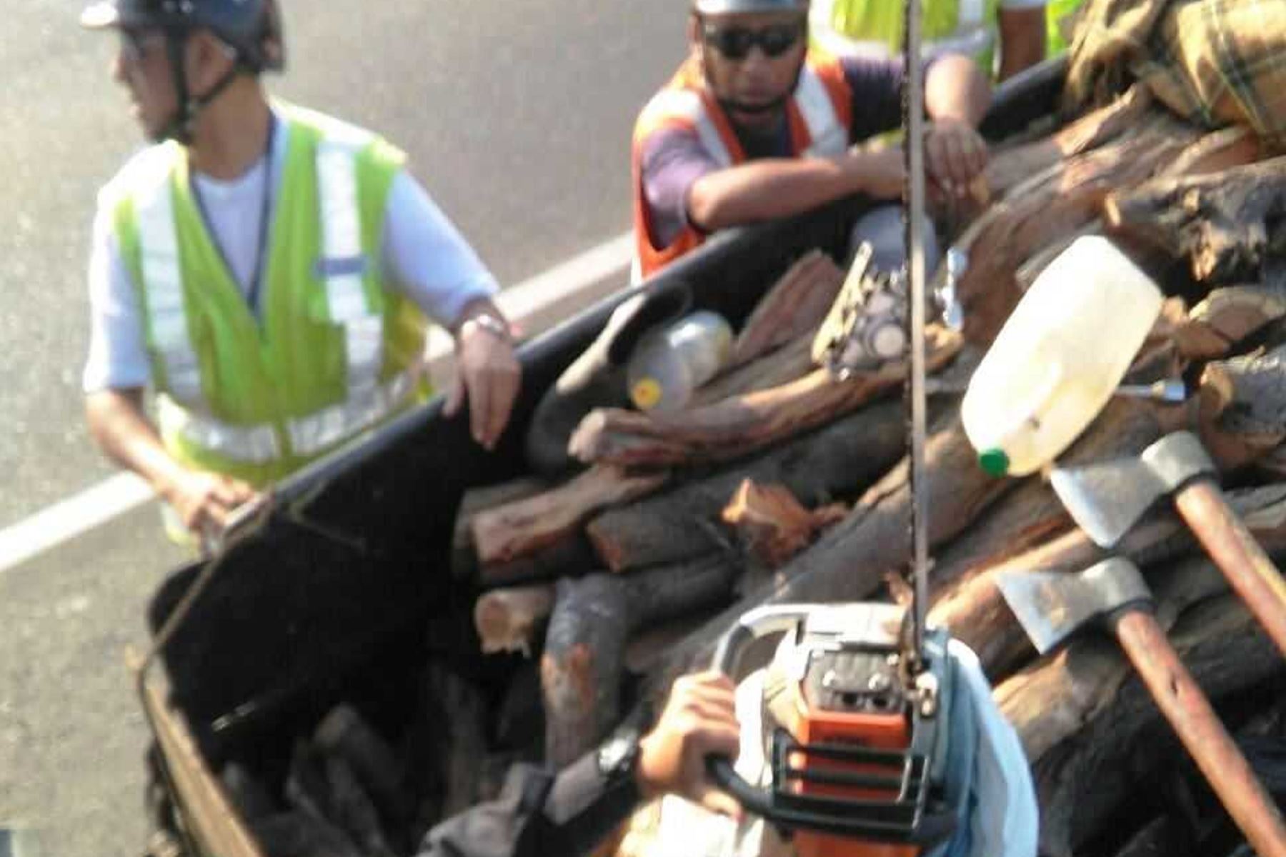 Tres motofurgones que transportaban 395 unidades de leña de algarrobo de procedencia ilegal, fueron intervenidos en el kilómetro 930 de la carretera Piura – Chiclayo.