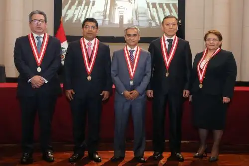 Nuevos jueces supremos titulares posan con el titular del Poder Judicial, Dunerlí Rodríguez. Foto: Difusión.
