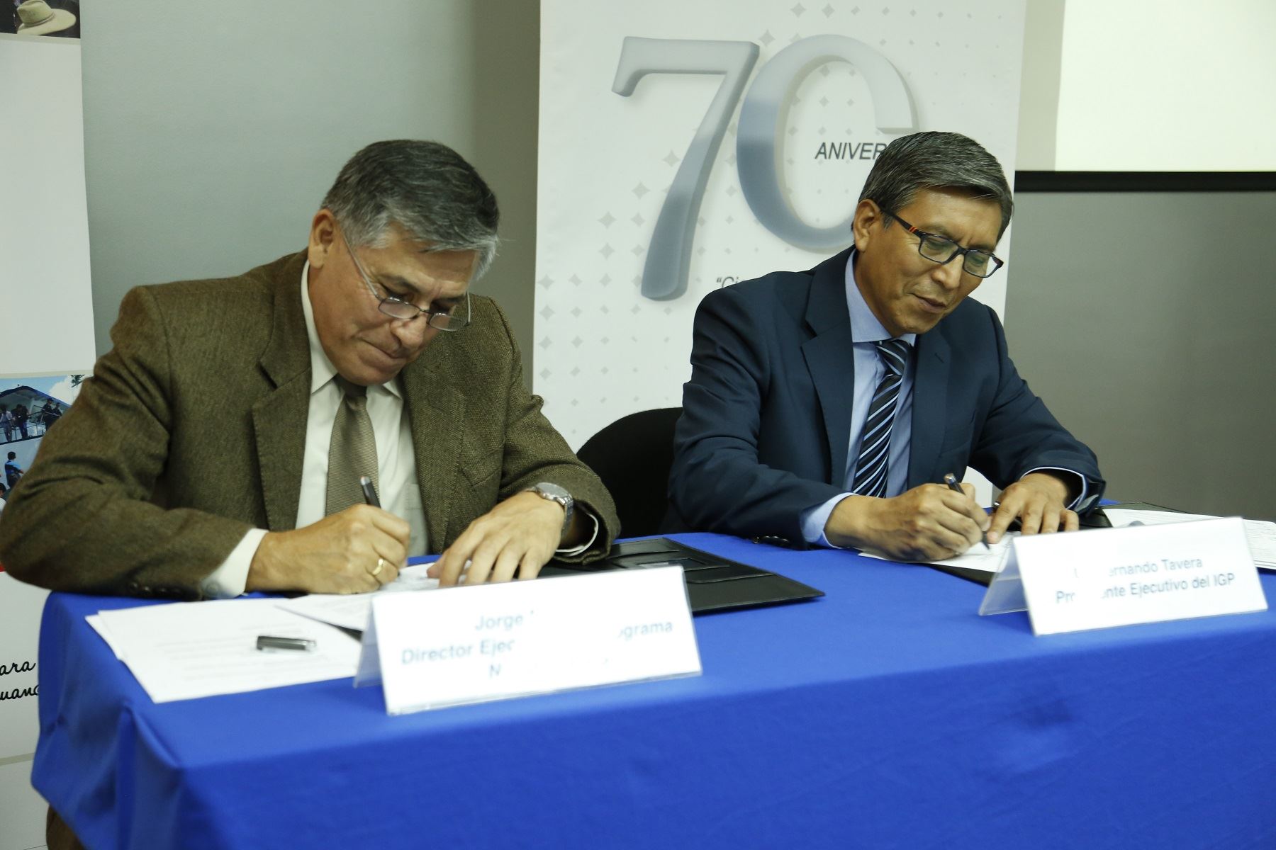 Director de programa País, Jorge Moscoso; y presidente del IGP, Hernando Tavera, firmaron convenio de cooperación. ANDINA/Difusión