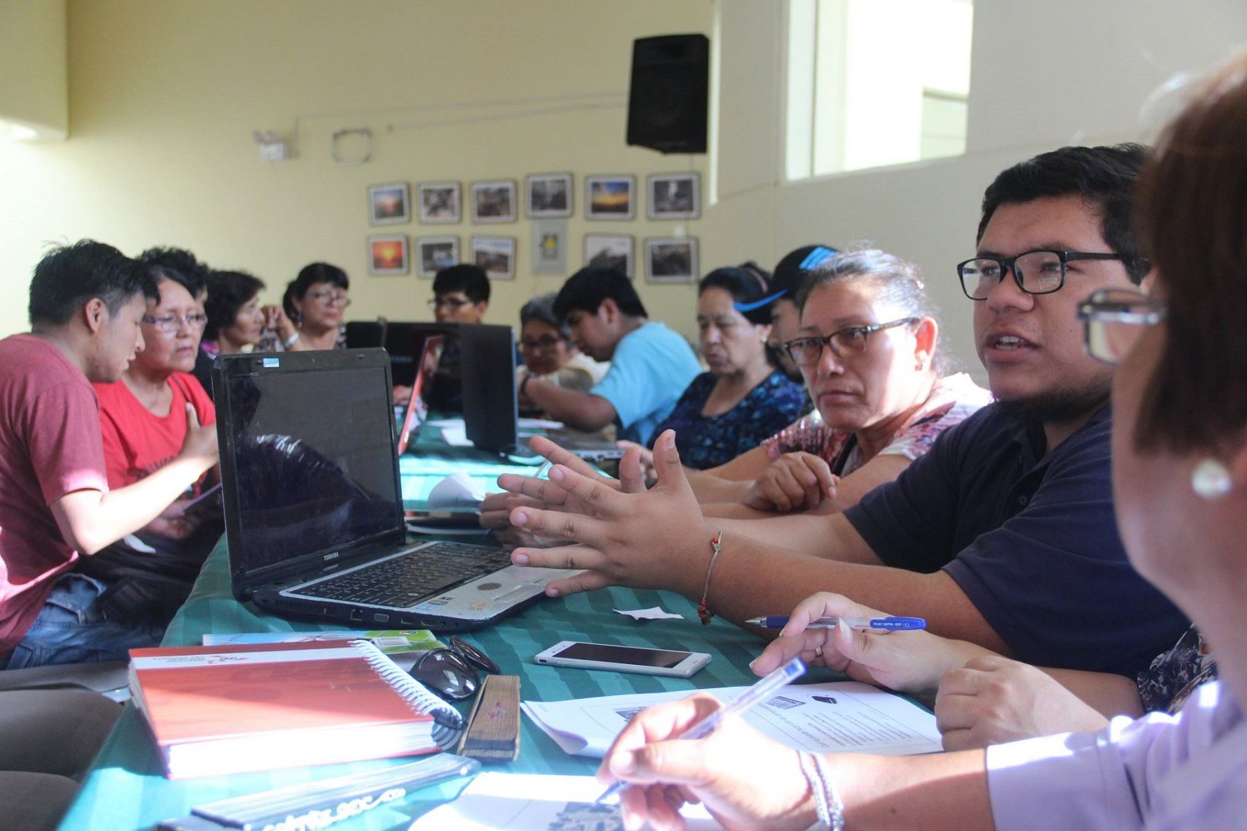 Universitarios realizan campaña de alfabetización digital en adultos mayores de Ilo, en Moquegua. ANDINA/Difusión