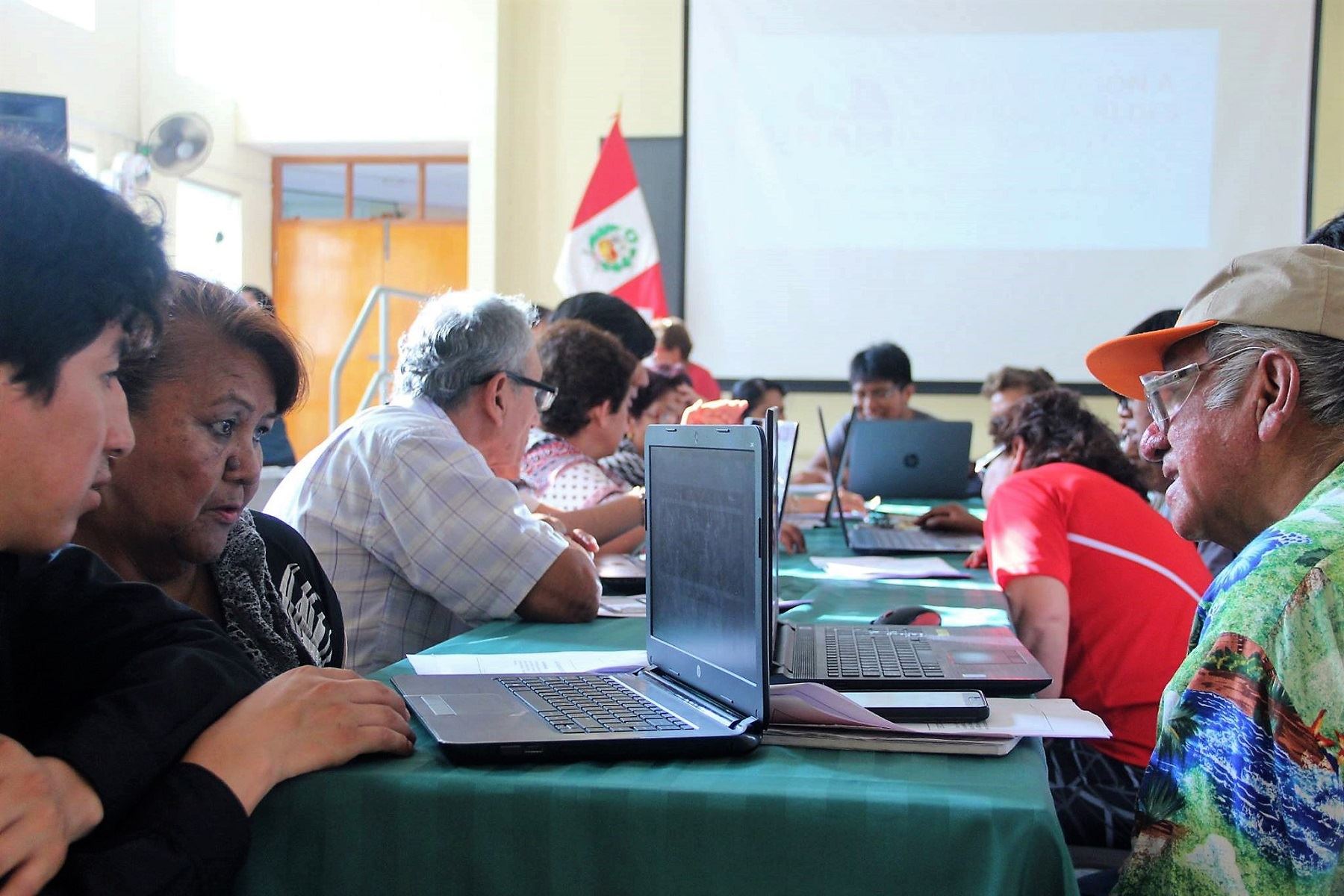 Universitarios realizan campaña de alfabetización digital en adultos mayores de Ilo, en Moquegua. ANDINA/Difusión