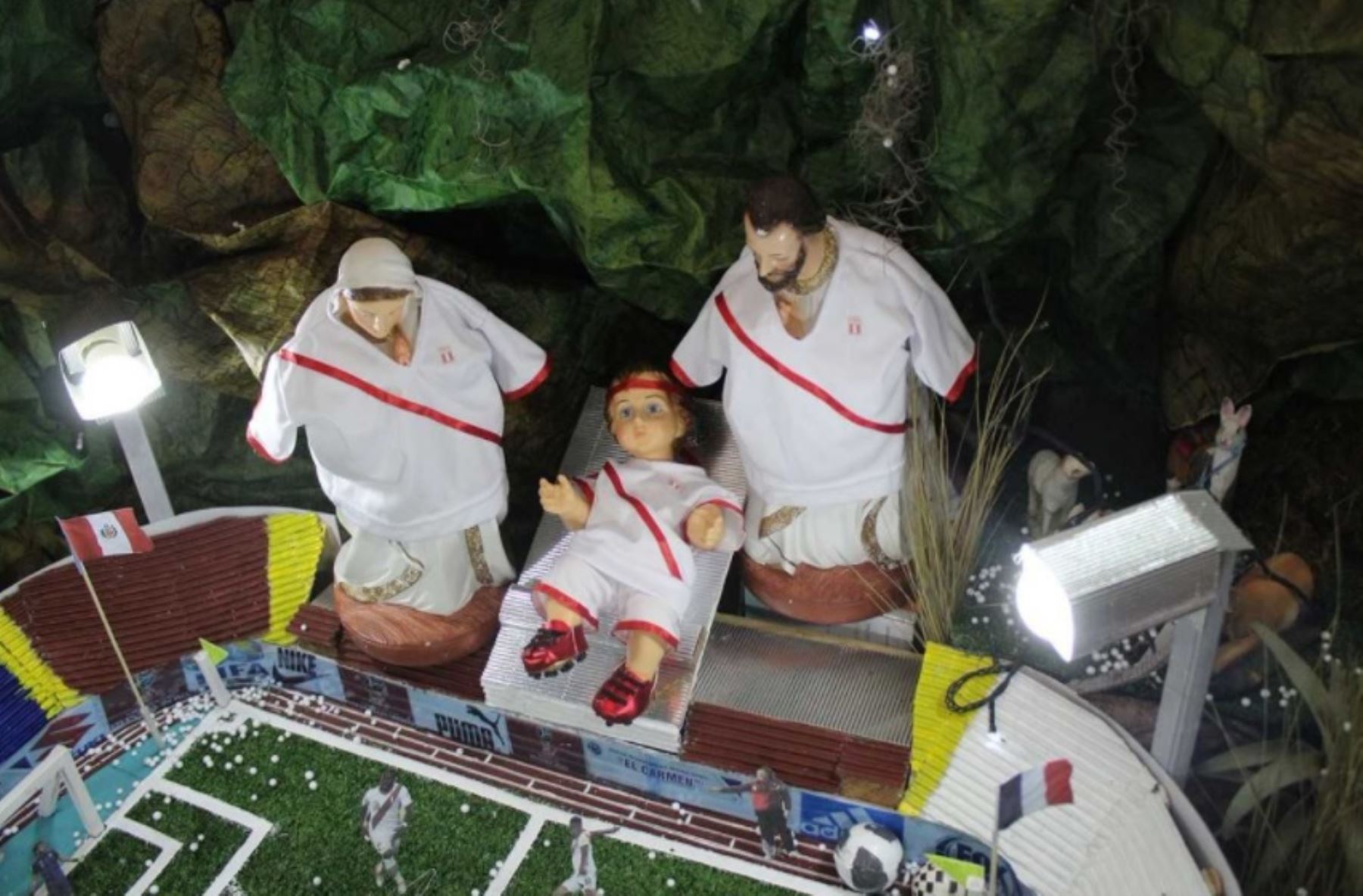 Un creativo nacimiento navideño que presenta al Niño Jesús, a la Virgen María y a San José con la indumentaria de la selección nacional de fútbol, causó sorpresa y admiración en la ciudad de Huancayo.