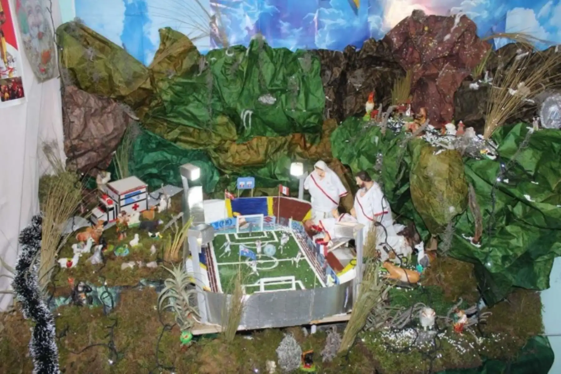 Un creativo nacimiento navideño que presenta al Niño Jesús, a la Virgen María y a San José con la indumentaria de la selección nacional de fútbol, causó sorpresa y admiración en la ciudad de Huancayo.