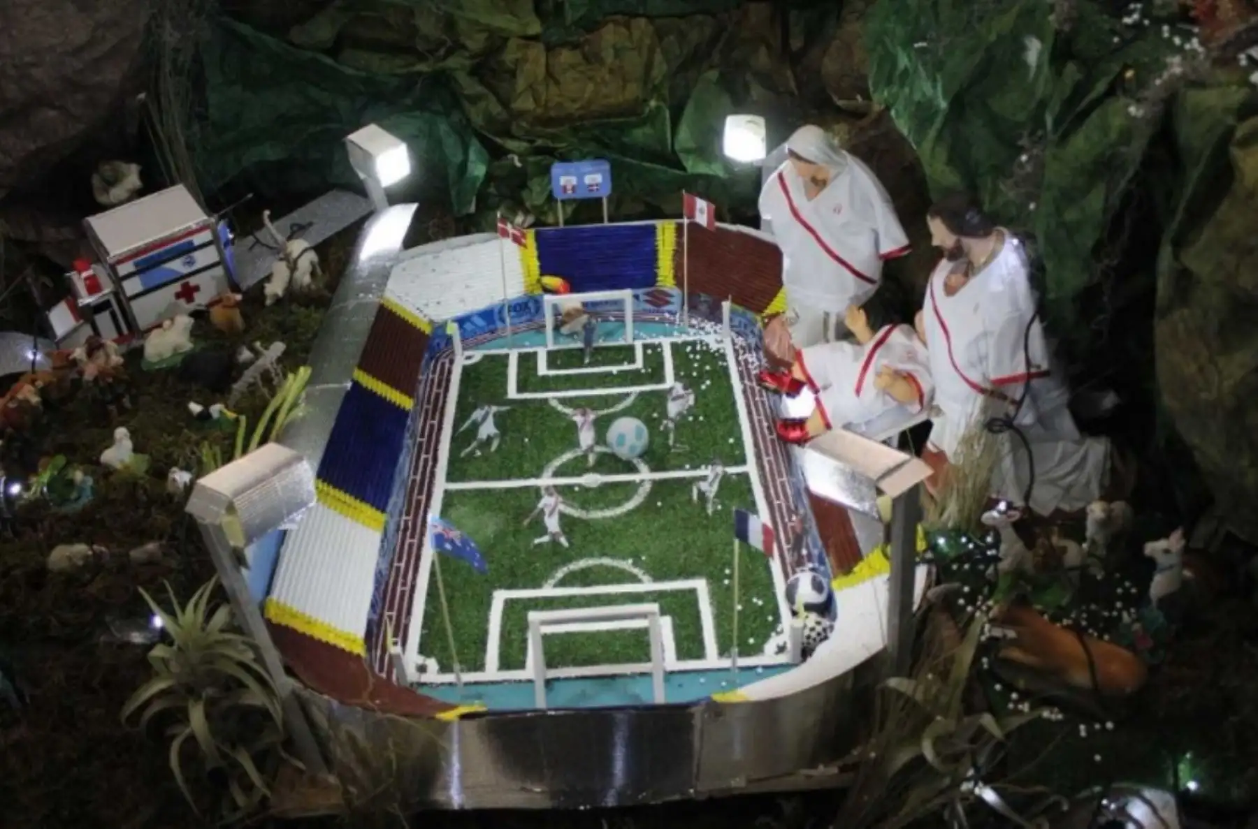 Un creativo nacimiento navideño que presenta al Niño Jesús, a la Virgen María y a San José con la indumentaria de la selección nacional de fútbol, causó sorpresa y admiración en la ciudad de Huancayo.