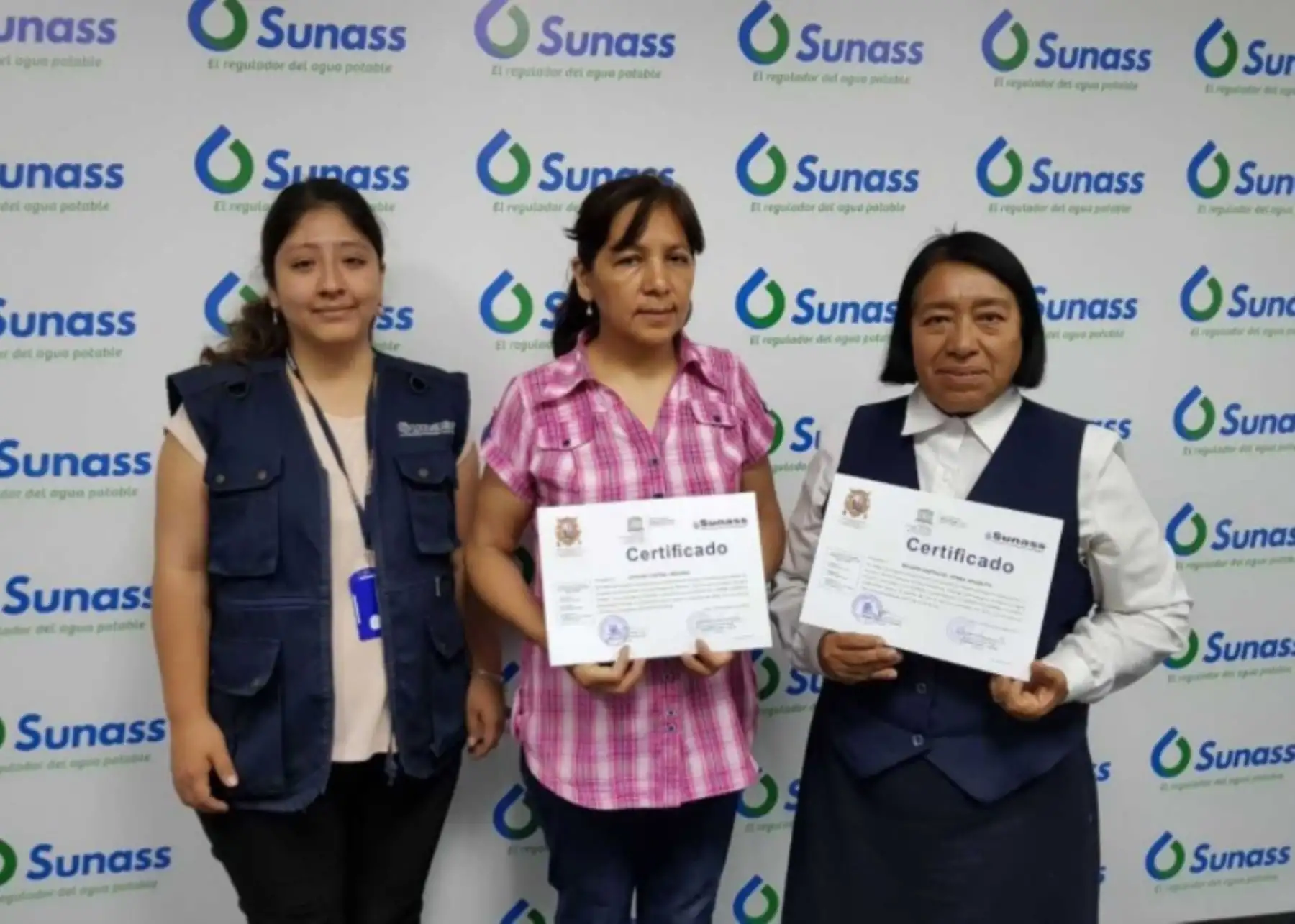 La Oficina Desconcentrada de la Superintendencia Nacional de Servicios de Saneamiento (Sunass) de La Libertad, reconoció la dedicación y compromiso de 36 maestros liberteños que implementaron y gestionaron en sus instituciones educativas proyectos para optimizar el uso y reúso del agua potable.