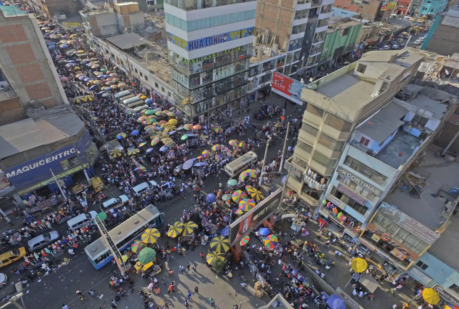 Vista de asistencia masiva de clientes a Gamarra. ANDINA/Jhony Laurente
