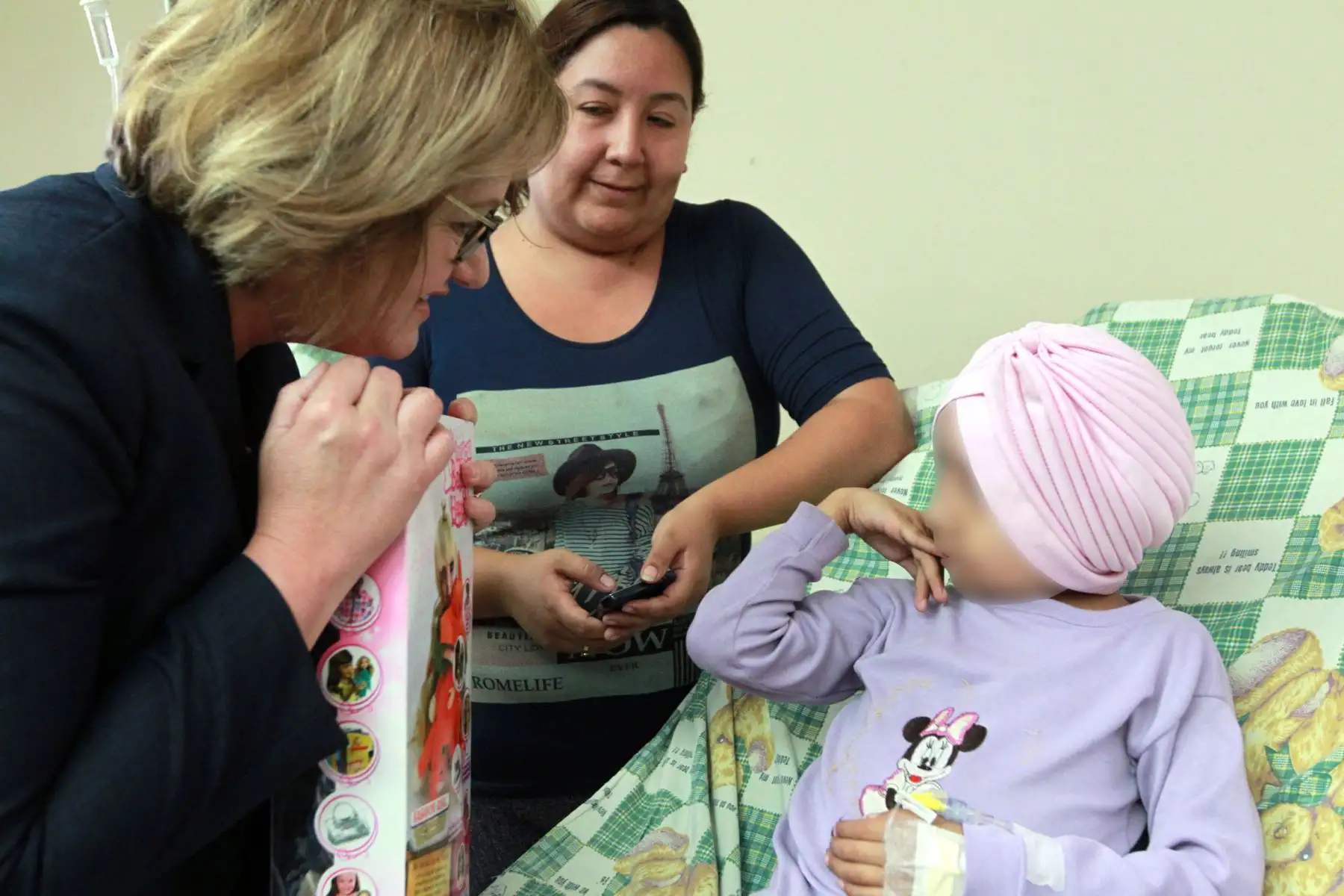 LIMA- PERÚ- 22 DICIEMBRE. La señora Nancy Lange de Kuczynski, compartió una reunión por Navidad con niños  del Instituto Nacional de Enfermedades Neoplásicas INEN. Foto: ANDINA/Dante Zegarra.