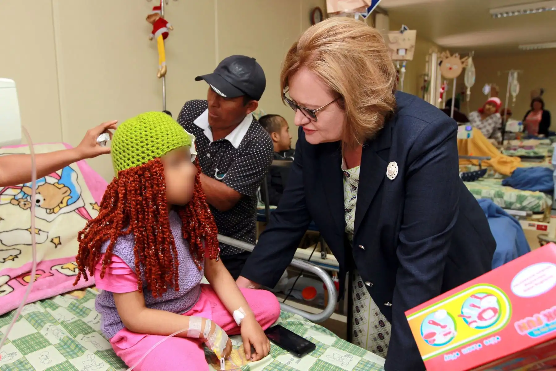 LIMA- PERÚ- 22 DICIEMBRE. La señora Nancy Lange de Kuczynski, compartió una reunión por Navidad con niños  del Instituto Nacional de Enfermedades Neoplásicas INEN. Foto: ANDINA/Dante Zegarra.
