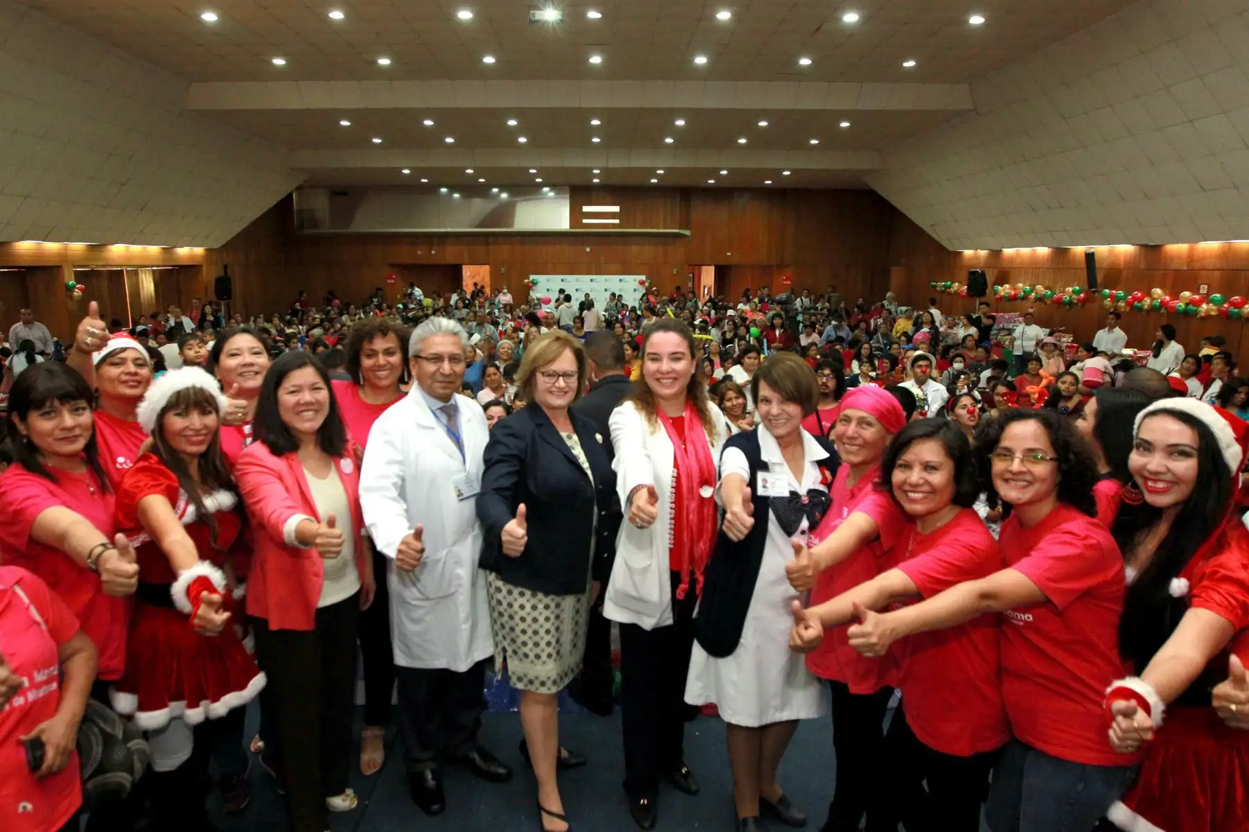 LIMA- PERÚ- 22 DICIEMBRE. La señora Nancy Lange de Kuczynski, compartió una celebración  por Navidad con niños y personal medico del Instituto Nacional de Enfermedades Neoplásicas INEN. Foto: ANDINA/Dante Zegarra.