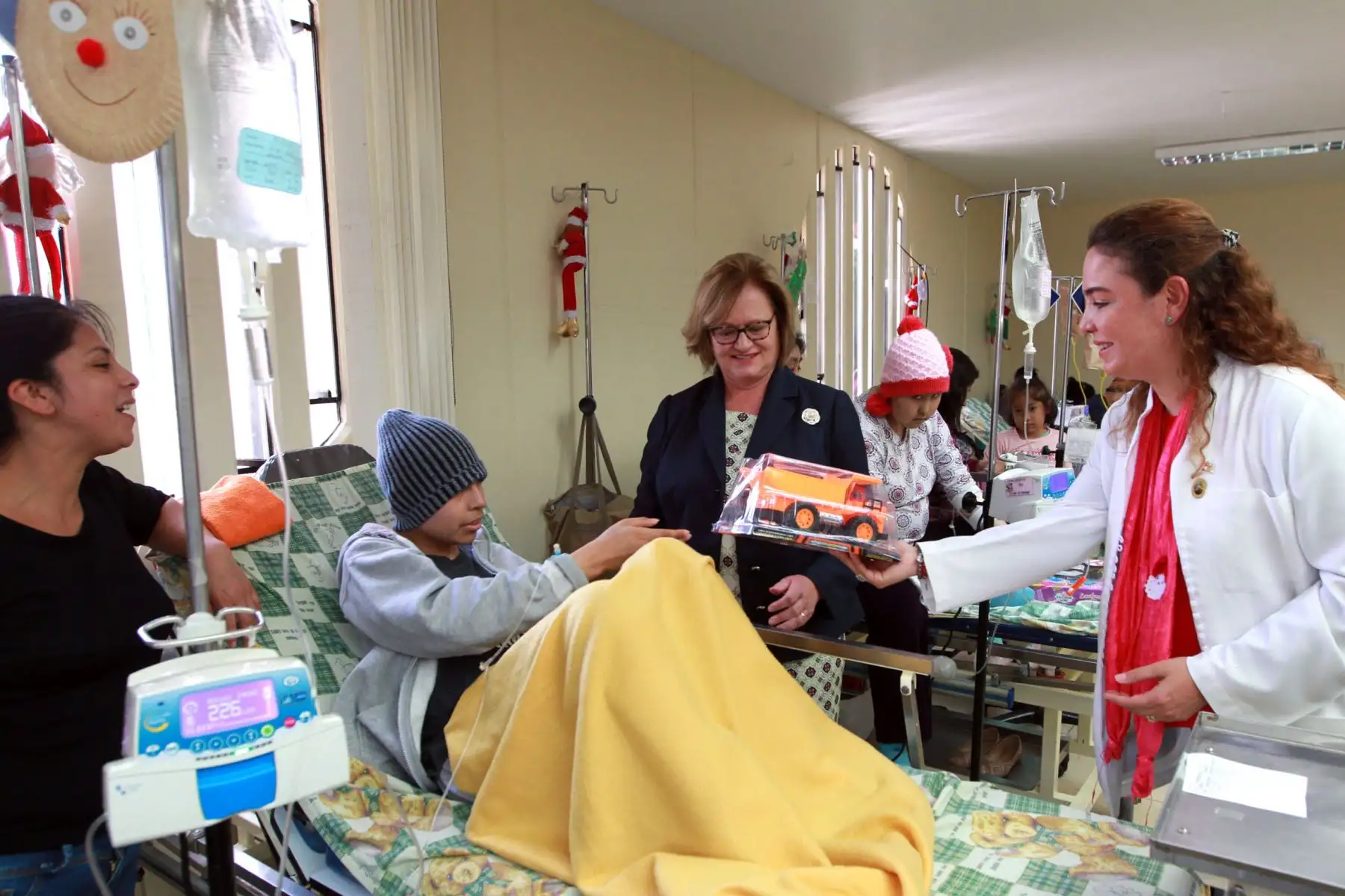 LIMA- PERÚ- 22 DICIEMBRE. La señora Nancy Lange de Kuczynski, compartió una celebración  por Navidad con niños y personal medico del Instituto Nacional de Enfermedades Neoplásicas INEN. Foto: ANDINA/Dante Zegarra.