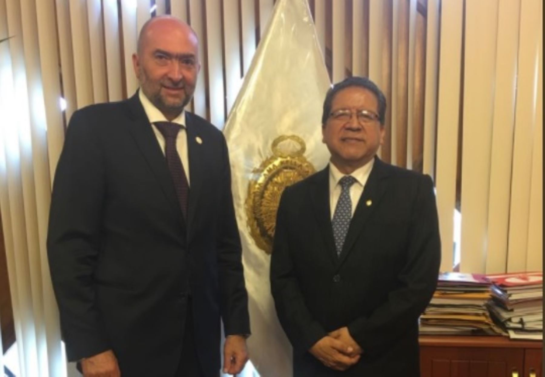El fiscal de la Nación, Pablo Sánchez Velarde, recibió la visita de Gustavo Cinosi, miembro de la delegación de la Organización de Estados Americanos (OEA).