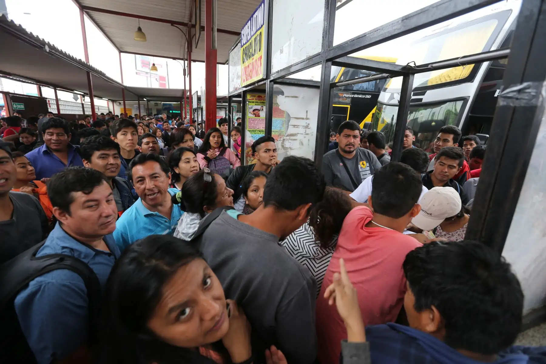 LIMA- PERÚ- 23 DICIEMBRE.  Incrementó el precio de los pasajes del servicio de transporte terrestre interprovincial en el terminal de Fiori (San Martín de Porres .)Foto: ANDINA/Norman Córdova