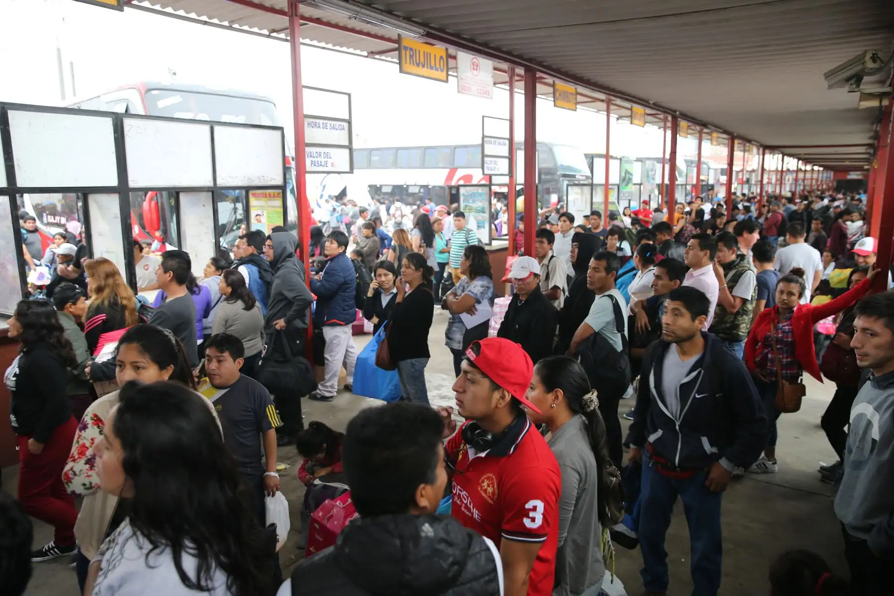 LIMA- PERÚ- 23 DICIEMBRE.  Incrementó el precio de los pasajes del servicio de transporte terrestre interprovincial en el terminal de Fiori (San Martín de Porres .)Foto: ANDINA/Norman Córdova