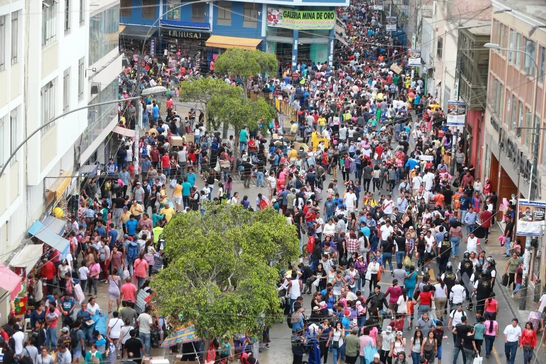 LIMA,PERÚ-DICIEMBRE 24. Gran cantidad de limeños realizan sus compras a última hora en Mesa Redonda. Foto: ANDINA/Vidal Tarqui
