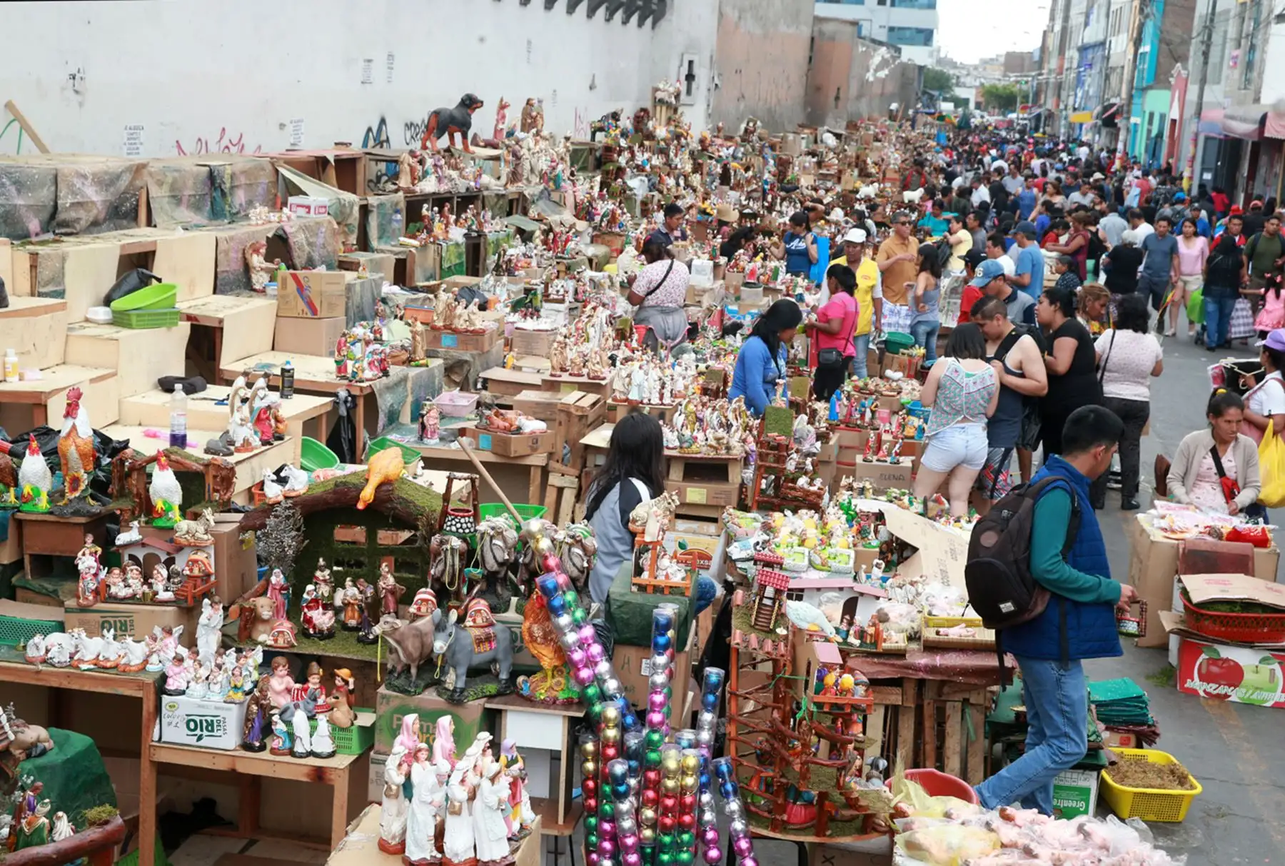 LIMA,PERÚ-DICIEMBRE 24. Gran cantidad de limeños realizan sus compras a última hora en Mesa Redonda. Foto: ANDINA/Vidal Tarqui