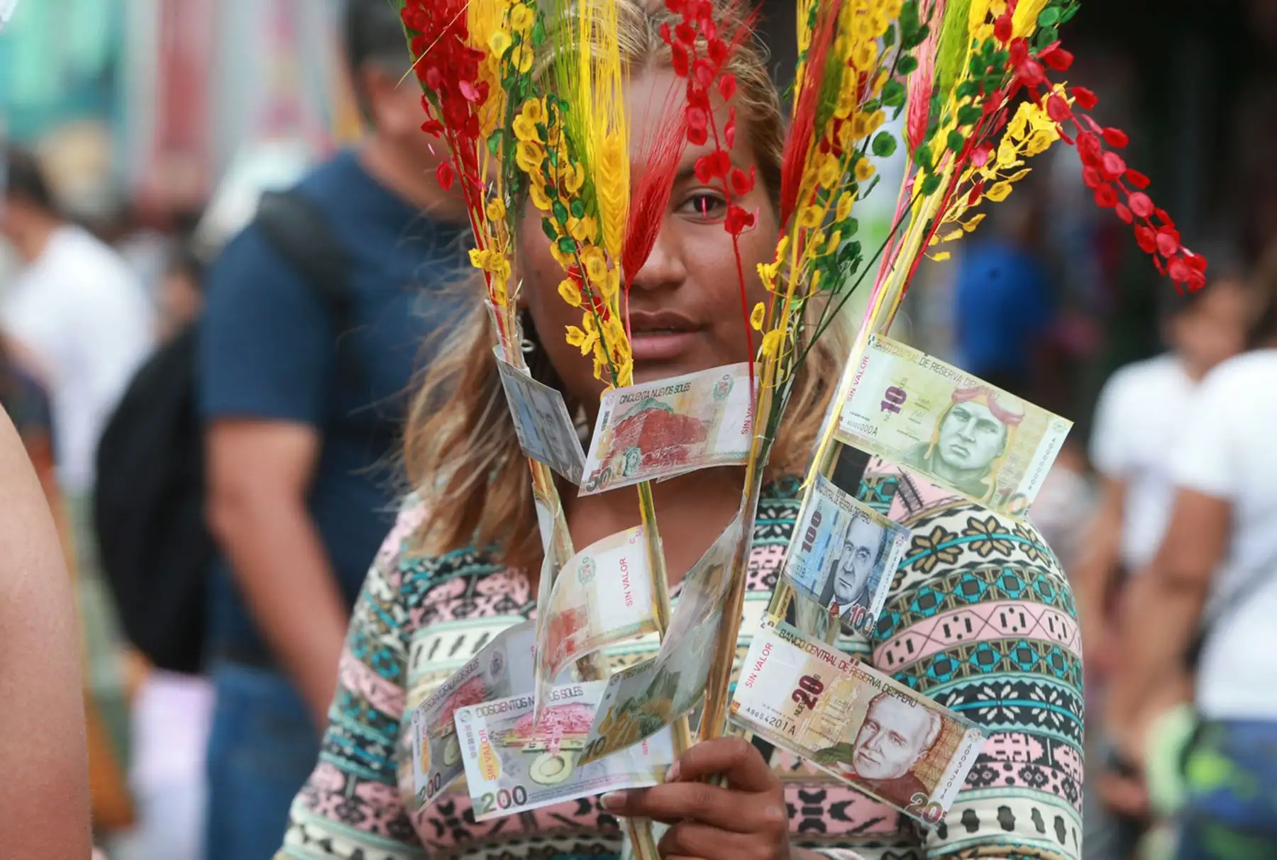 LIMA,PERÚ-DICIEMBRE 24. Gran cantidad de limeños realizan sus compras a última hora en Mesa Redonda. Foto: ANDINA/Vidal Tarqui