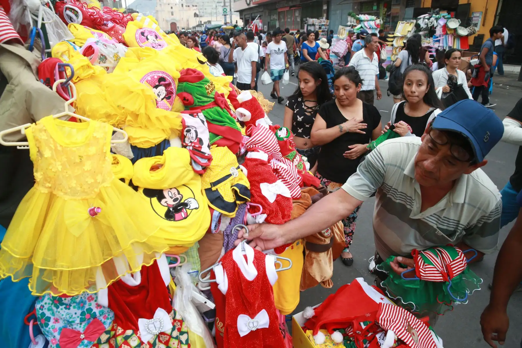 LIMA,PERÚ-DICIEMBRE 24. Gran cantidad de limeños realizan sus compras a última hora en Mesa Redonda. Foto: ANDINA/Vidal Tarqui
