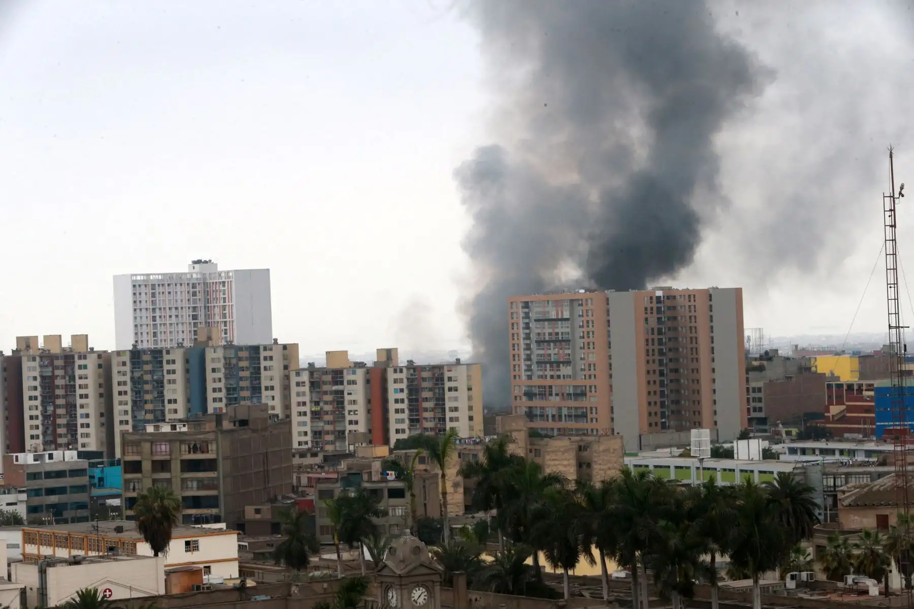 LIMA,PERÚ-DICIEMBRE 24.Incendio  en la av Colonial   Foto: ANDINA/Norman Córdova