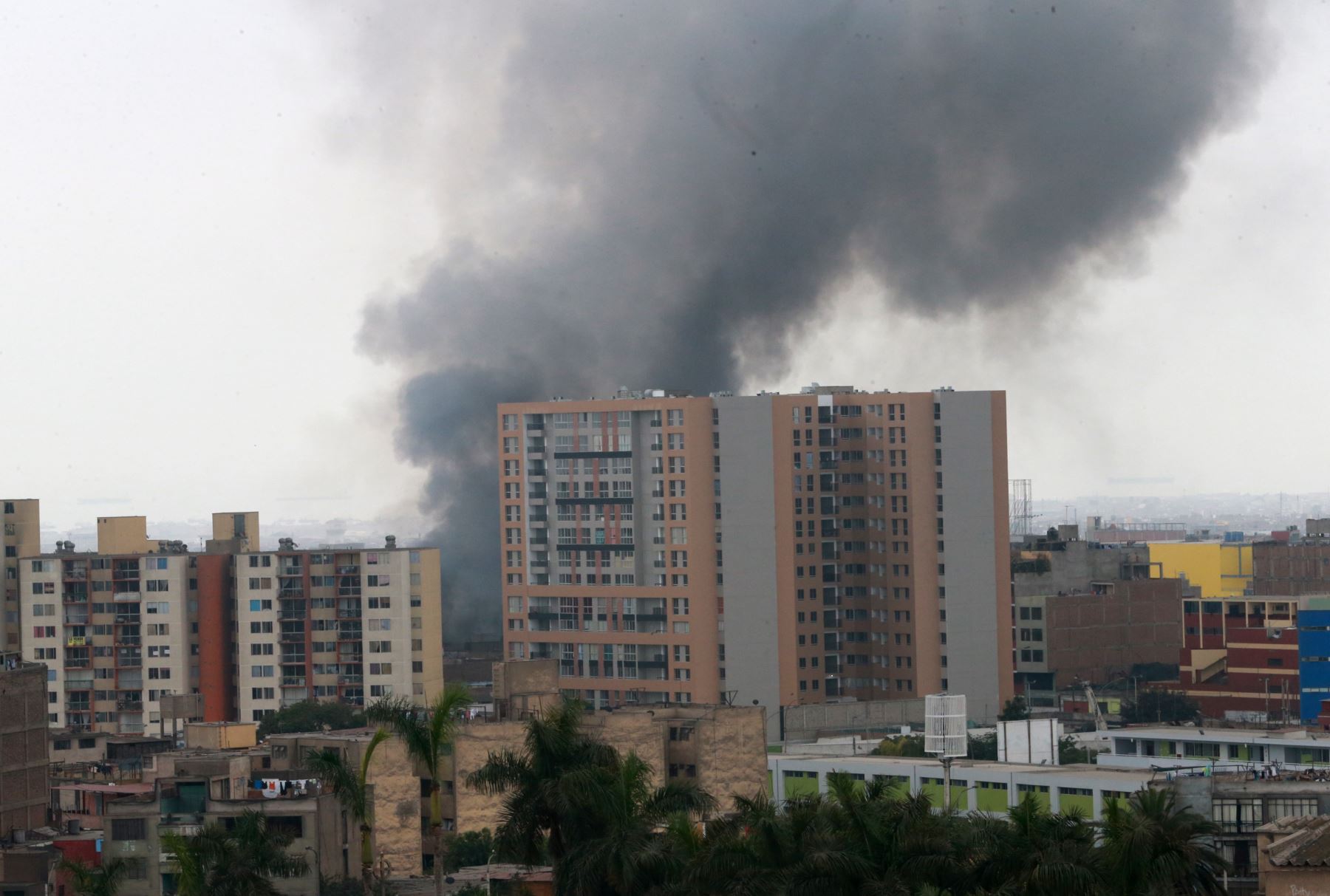 Incendio se registra en la cuadra 6 de la avenida Oscar R. Benavides, Cercado de Lima. ANDINA/Norman Córdova