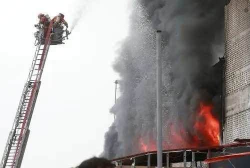 Más de 200 bomberos combaten el incendio en el Cercado de Lima. ANDINA/Vidal Tarqui